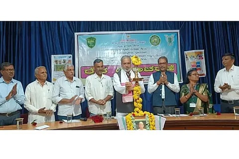ಶಿರಸಿ ಅರಣ್ಯ ಮಹಾವಿದ್ಯಾಲಯದಲ್ಲಿ ರೈತ ದಿನಾಚರಣೆಗೆ ಸಂಸದ ವಿಶ್ವೇಶ್ವರ ಹೆಗಡೆ ಕಾಗೇರಿ ಚಾಲನೆ ನೀಡಿದರು. 