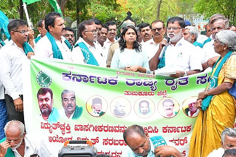 ತುಮಕೂರಿನಲ್ಲಿ ವಿದ್ಯುತ್​ ತಿದ್ದುಪಡಿ ಕಾಯ್ದೆ ಹಿಂಪಡೆಯಬೇಕು ಹಾಗೂ  ವಿದ್ಯುತ್​ ಸರಬರಾಜು ನಿರ್ವಹಣೆಯನ್ನು ಖಾಸಗಿ ಕಂಪನಿಗೆ ಕೊಡುವ ಸರ್ಕಾರದ ಕ್ರಮ ವಿರೋಧಿಸಿ ರಾಜ್ಯ ರೈತ ಸಂದ ನೇತೃತ್ವದಲ್ಲಿ ಪ್ರತಿಭಟಿಸಲಾಯಿತು. 
