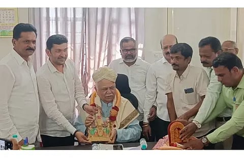ಶಿರಸಿಯ ರಾಜದೀಪ ಸೌಹಾರ್ದ ಸಹಕಾರಿಯಲ್ಲಿ ಆರ್.ವಿ. ದೇಶಪಾಂಡೆ ಅವರನ್ನು ಸನ್ಮಾನಿಸಲಾಯಿತು.