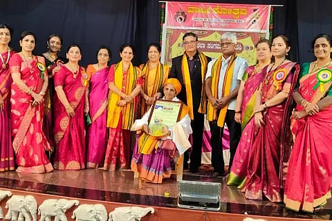 ಶಿರಸಿಯ ಯಕ್ಷಕಲಾಸಂಗಮದ ವಾರ್ಷಿಕೋತ್ಸವದಲ್ಲಿ ಸಾಧಕಿ ತುಂಗಭದ್ರಾ ಹೆಗಡೆ ಅವರನ್ನು ಸನ್ಮಾನಿಸಲಾಯಿತು. ಮೇ. ಗಣಪತಿ ಹೆಗಡೆ, ಶ್ರೀಪಾದ ಭಟ್, ವೇದಾ ಹೆಗಡೆ ನೀರ್ನಳ್ಳಿ, ಸುಮಾ ಗಡಿಗೆಹೊಳೆ ಇತರರಿದ್ದರು. 