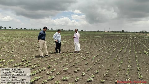 crop loss ಧಾರವಾಡ ಕೃಷಿ ಇಲಾಖೆ ಅಧಿಕಾರಿಗಳು ಜಮೀನುಗಳಿಗೆ ಭೇಟಿ ನೀಡಿ ಬೆಳೆ ಪರಿಶೀಲಿಸಿದರು.