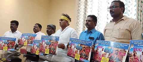 film songs ಕಾರ್ಯಕ್ರಮದ ಬ್ಯಾನರ್ ಬಿಡುಗಡೆ ಮಾಡಿದ ಶಿವಾನಂದ ಮುತ್ತಣ್ಣವರ ಹಾಗೂ ಇತರರು.