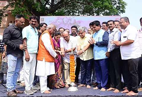 songs ರುದ್ರಾಭಿಷೇಕಂ ಕನ್ನಡ ಚಲನಚಿತ್ರದ ಹಾಡುಗಳ ಬಿಡುಗಡೆ ಸಮಾರಂಭವನ್ನು ಸಂಸದ ಜಗದೀಶ ಶೆಟ್ಟರ್ ಅವರು ಹುಬ್ಬಳ್ಳಿಯ ಶ್ರೀ ಸಿದ್ಧಾರೂಢ ಮಠದ ಆವರಣದಲ್ಲಿ ಉದ್ಘಾಟಿಸಿದರು. ನಟ ವಿಜಯ ರಾಘವೇಂದ್ರ, ಪ್ರಿಯಾಂಕ ತಿಮ್ಮೇಶ, ಬಾಳು ಮಗಜಿಕೊಂಡಿ ಹಾಗೂ ಇತರರಿದ್ದರು.
