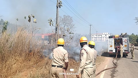 ಉಡುಪಿಯ ಪೆರಂಪಳ್ಳಿ ಬಳಿ ಖಾಲಿ ಜಾಗದಲ್ಲಿ ಆವರಿಸಿದ್ದ ಬೆಂಕಿ ನಂದಿಸುತ್ತಿರುವ ಅಗ್ನಿಶಾಮಕ ದಳದ ಸಿಬ್ಬಂದಿ.
