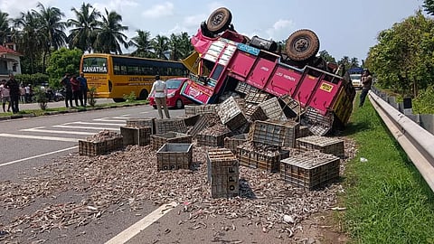 ಉಡುಪಿಯ ಅಂಬಾಗಿಲು ಸಮೀಪದ ರಾಷ್ಟ್ರೀಯ ಹೆದ್ದಾರಿಯಲ್ಲಿ ಪಲ್ಟಿಯಾದ ಮೀನು ಲಾರಿ.