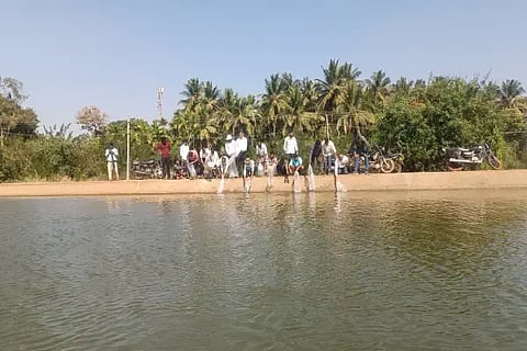 ಸವಳಂಗದ ದೊಡ್ಡಕೆರೆಯಲ್ಲಿ ಪರಿಶಿಷ್ಟ ಜಾತಿ ಉಪಯೋಜನೆ ಅಡಿಯಲ್ಲಿ 25 ಸಾವಿರ ಮೀನಿನ ಮರಿಗಳನ್ನು ಬಿತ್ತನೆ ಮಾಡಲಾಯಿತು.