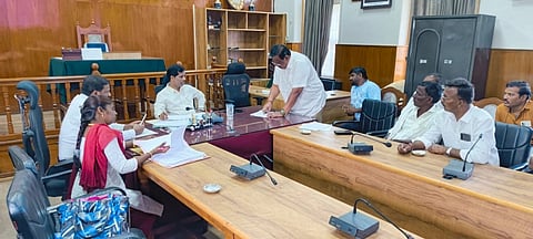 ಮಂಡ್ಯದಲ್ಲಿ ಜಿಲ್ಲಾಧಿಕಾರಿ ಡಾ.ಕುಮಾರ ಅಧ್ಯಕ್ಷತೆಯಲ್ಲಿ ಮೀನುಗಾರಿಕೆ ಇಲಾಖೆ ಪ್ರಗತಿ ಪರಿಶೀಲನಾ ಸಭೆ ಆಯೋಜಿಸಲಾಗಿತ್ತು. 