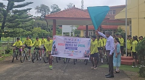 ನಗರದ ಸಾಯಿ ತರಭೇತಿ ಕೇಂದ್ರದಲ್ಲಿ ನಡೆದ ಫಿಟ್ ಇಂಡಿಯಾ ಸಂಡೇಸ್ ಆನ್ ಸೈಕಲ್ ಕಾರ್ಯಕ್ರಮಕ್ಕೆ ವಕೀಲ ಗಿರಿ ಅವರು ಚಾಲನೆ ನೀಡಿದರು. ಮಿನಿ ಉಣ್ಣಿರಾಜ್ ಹಾಗೂ ವಿದ್ಯಾರ್ಥಿಗಳು ಇದ್ದರು.