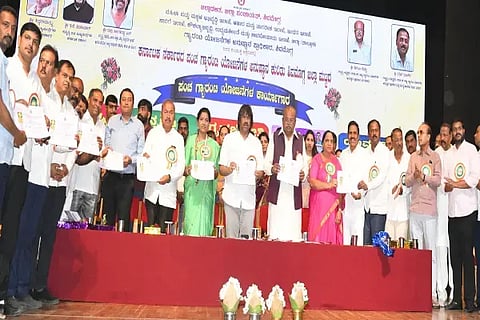 ಕುವೆಂಪು ರಂಗಮಂದಿರದಲ್ಲಿ ಜಿಲ್ಲಾಮಟ್ಟದ ಪಂಚ ಗ್ಯಾರಂಟಿ ಯೋಜನೆಗಳ ಕಿರುಹೊತ್ತಗೆಯನ್ನು ರಾಜ್ಯ ಗ್ಯಾರಂಟಿ ಯೋಜನೆಗಳ ಅನುಷ್ಠಾನ ಪ್ರಾಧಿಕಾರದ ಅಧ್ಯಕ್ಷ ಎಚ್.ಎಂ.ರೇವಣ್ಣ ಬಿಡುಗಡೆಗೊಳಿಸಿದರು. ಮಧು ಬಂಗಾರಪ್ಪ, ದಿನೇಶ್ ಗೂಳಿಗೌಡ, ಡಾ. ಪುಷ್ಪಾ ಅಮರನಾಥ, ಬಲ್ಕಿಷ್ ಬಾನು, ಎಸ್.ಎನ್.ಚನ್ನಬಸಪ್ಪ, ಆರ್.ಎಂ.ಮಂಜುನಾಥ ಗೌಡ, ಚೇತನ್ ಗೌಡ, ಸಿ.ಎಸ್.ಚಂದ್ರಭೂಪಾಲ್, ಆರ್.ಪ್ರಸನ್ನಕುಮಾರ್, ಎಂ.ಶ್ರೀಕಾಂತ್, ಎಚ್.ಸಿ.ಯೋಗೇಶ್, ಎನ್.ಹೇಮಂತ್ ಇದ್ದರು.