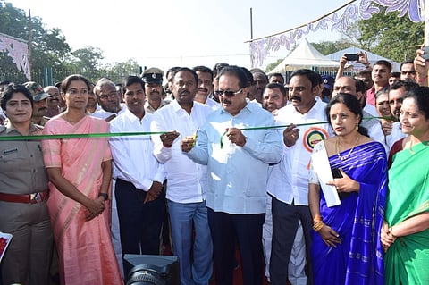 ಮಂಡ್ಯ ನಗರದಲ್ಲಿ ಆಯೋಜಿಸಿರುವ ಫಲಪುಷ್ಪ ಪ್ರದರ್ಶನವನ್ನು ಜಿಲ್ಲಾ ಉಸ್ತುವಾರಿ ಸಚಿವ ಎನ್.ಚಲುವರಾಯಸ್ವಾಮಿ ಉದ್ಘಾಟಿಸಿದರು.