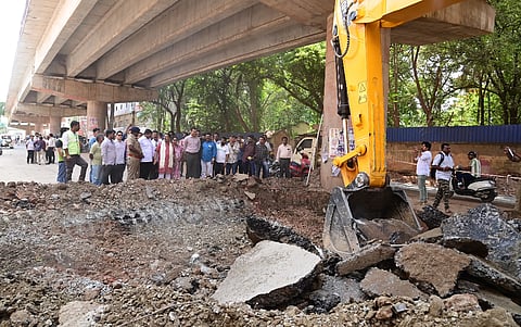 Flyover ಹುಬ್ಬಳ್ಳಿಯಲ್ಲಿ ನಿರ್ವಣಗೊಳ್ಳುತ್ತಿರುವ ಫ್ಲೈ ಓವರ್ ಕಾಮಗಾರಿಯನ್ನು ಶಾಸಕ ಮಹೇಶ ಟೆಂಗಿನಕಾಯಿ ವೀಕ್ಷಿಸಿದರು. 