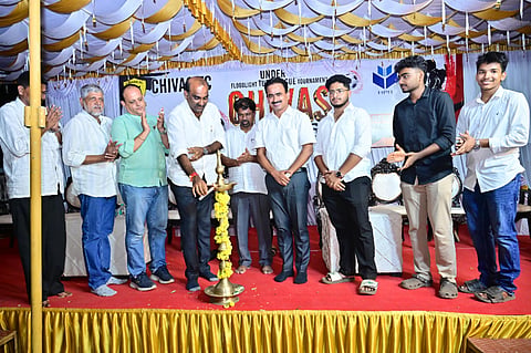 ಉಡುಪಿಯ ಮಣಿಪಾಲದಲ್ಲಿ ಆಯೋಜಿಸಿದ್ದ ಫುಟ್ಬಾಲ್​ ಪಂದ್ಯಾಟವನ್ನು ಯಶ್​ಪಾಲ್​ ಸುವರ್ಣ ಉದ್ಘಾಟಿಸಿದರು. ಎಂ.ಎ. ಗಫೂರ್​​, ಹರಿಪ್ರಸಾದ್​ ರೈ, ಹರೀಶ್​ ಕಿಣಿ, ಸದಾನಂದ್​ ಕಾಂಚನ್​, ಜಯವೀರ್​ ಇತರರಿದ್ದರು.