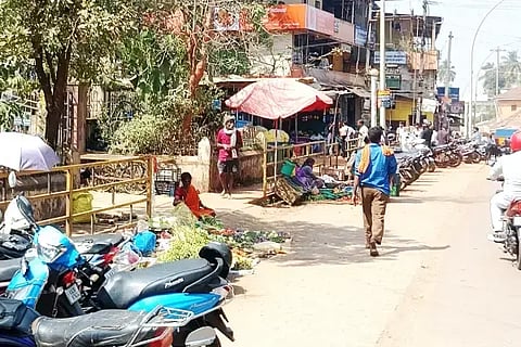 ಯಲ್ಲಾಪುರದ ಚರ್ಚ್ ಕಾಂಪ್ಲೆಕ್ಸ್ ಎದುರಿನ ರಸ್ತೆ ಪಕ್ಕ ಹಾಗೂ ಫುಟ್‌ಪಾತ್ (Footpath) ಮೇಲೆ ಇರುವ ಅಂಗಡಿಗಳು. 