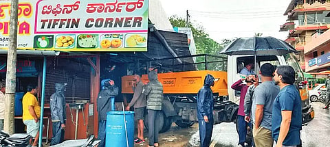 ದಾಂಡೇಲಿಯ ಲೆನಿನ ರಸ್ತೆಯಲ್ಲಿರುವ ಹೋಟೆಲ್​ ಒಂದರ ಫುಟ್​ಪಾತ್​ ಒತ್ತುವರಿಯನ್ನು  ತೆರವುಗೊಳಿಸುತ್ತಿರುವ ನಗರಸಭೆ ಪೌರ ಕಾಮಿರ್ಕರು.