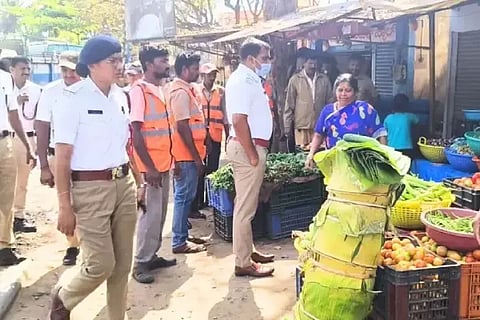 ಶಿವಮೊಗ್ಗ ವಿನೋಬನಗರ 100 ಅಡಿ ರಸ್ತೆಯಲ್ಲಿ ಅತಿಕ್ರಮಣಗೊಂಡಿದ್ದ ಹಣ್ಣಿನ ಅಂಗಡಿಗಳನ್ನು ಪೊಲೀಸರು ಮತ್ತು ಪಾಲಿಕೆ ಅಧಿಕಾರಿಗಳು ಜಂಟಿ ಕಾರ್ಯಾಚರಣೆ ನಡೆಸಿ ಫುಟ್‌ಪಾತ್ ತೆರವುಗೊಳಿಸಿದರು.