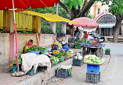 footpath enchrochment ಹುಬ್ಬಳ್ಳಿಯ ದೇಶಪಾಂಡೆನಗರದಲ್ಲಿ ಫುಟ್ಪಾತ್​ ಮೇಲೆ ವ್ಯಾಪಾರ.