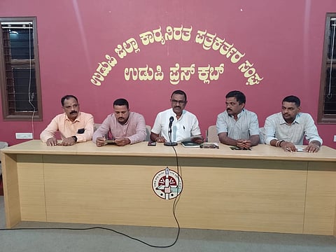 ಉಡುಪಿಯ ಪತ್ರಿಕಾ ಭವನದಲ್ಲಿ ನಡೆದ ಸುದ್ದಿಗೋಷ್ಠಿಯಲ್ಲಿ ನಾಗೇಶ್​ ಬಿಲ್ಲವ ಮಾತನಾಡಿದರು. ಸಂಘದ ಪ್ರಧಾನ ಕಾರ್ಯದರ್ಶಿ ರವಿ, ಖಜಾಂಚಿ ಗೋವಿಂದ್​ ಎಂ. ಪಟಗಾರ, ಜತೆ ಕಾರ್ಯದರ್ಶಿ ನಾಗರಾಜ್​, ಸಂಘಟನಾ ಕಾರ್ಯದರ್ಶಿ ಕೃಷ್ಣಪ್ಪ ಇದ್ದರು.