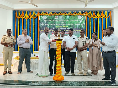 ಉಡುಪಿಯಲ್ಲಿ ಅರಣ್ಯಾಧಿಕಾರಿಗಳ ಸಂಘ ಹಾಗೂ ಗಸ್ತು ಅರಣ್ಯ ಪಾಲಕರ ಸಂಘ ಆಯೋಜಿಸಿದ್ದ ರಕ್ತದಾನ ಮತ್ತು ಆರೋಗ್ಯ ತಪಾಸಣಾ ಶಿಬಿರವನ್ನು ರುದ್ರನ್​ ಪಿ. ಉದ್ಘಾಟಿಸಿದರು. ನಾಗೇಶ್​ ಬಿಲ್ಲವ, ಕೇಶವ್​ ಪೂಜಾರಿ ಎಂ., ಮನೋಹರ್​ ಎಸ್​. ಶೆಟ್ಟಿ, ಡಾ. ರಾಮ ರಾವ್​, ಡಾ. ಅಶೋಕ್​ ಕಾಮತ್​, ರವೀಂದ್ರ ಕುಮಾರ್​ ಡಿ.ಎನ್​., ಜಿ.ಡಿ. ದಿನೇಶ್​, ದಿನಕರ್​ ಶೆಟ್ಟಿ ಅಂಪಾರು ಇತರರಿದ್ದರು.