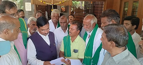 Sugarcane ರಾಜ್ಯ ರೈತ ಸಂಘಟನೆಗಳ ಒಕ್ಕೂಟದಿಂದ ಕೇಂದ್ರ ಸಚಿವ ಪ್ರಲ್ಹಾದ ಜೋಶಿ ಅವರಿಗೆ ಹುಬ್ಬಳ್ಳಿಯಲ್ಲಿ ಮನವಿ ಸಲ್ಲಿಸಲಾಯಿತು.