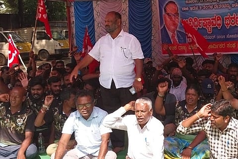 ಪೌರಕಾರ್ಮಿಕರಿಗೆ ವೇತನ ನೀಡದ ಕೋಲಾರ ನಗರಸಭೆ Municipal Council
