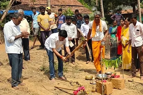 ಶಿರಸಿ ತಾಲೂಕು ಕನಕಾಪುರ ಹಾಲು ಸಂಘದ ನೂತನ ಕಟ್ಟಡಕ್ಕೆ ಸುರೇಶ್ಚಂದ್ರ ಹೆಗಡೆ ಗುದ್ದಲಿಪೂಜೆ ನೆರವೇರಿಸಿದರು. ನಾಗೇಂದ್ರ ನಾಯ್ಕ. ಈಶ್ವರ ನಾಯ್ಕ, ಮೌನೇಶ ಸೋನಾರ ಇತರರಿದ್ದರು. 