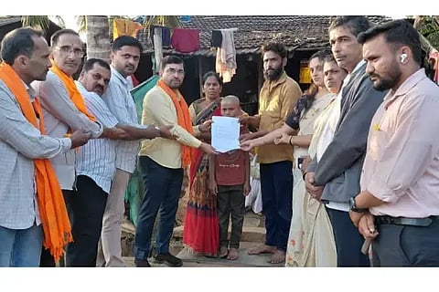 ಯಲ್ಲಾಪುರದ ಕಾಳಮ್ಮನಗರದಲ್ಲಿ ಇತ್ತೀಚೆಗೆ ಹತ್ಯೆಗೊಳಗಾದ ರಂಜಿತಾರ ಪುತ್ರನಿಗೆ ವಿಶ್ವದರ್ಶನ ಶಿಕ್ಷಣ ಸಂಸ್ಥೆಯಿಂದ ಉಚಿತ ಶಿಕ್ಷಣದ(Free Education) ಪ್ರಮಾಣಪತ್ರವನ್ನು ಸಂಸ್ಥೆಯ ಅಧ್ಯಕ್ಷ ಹರಿಪ್ರಕಾಶ ಕೋಣೆಮನೆ ಪ್ರದಾನ ಮಾಡಿದರು.
