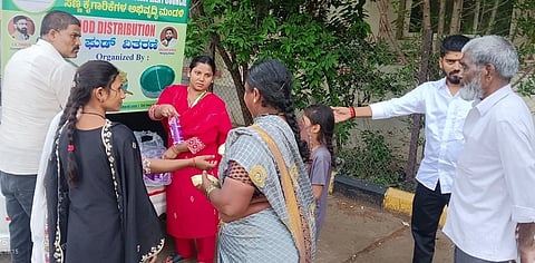 ಬೀದರ್‍ನ ಓಲ್ಡ್ ಸಿಟಿಯಲ್ಲಿ ಇರುವ ಸರ್ಕಾರಿ ಆಸ್ಪತ್ರೆಯಲ್ಲಿ ಸಣ್ಣ ಕೈಗಾರಿಕೆಗಳ ಅಭಿವೃದ್ಧಿ ಮಂಡಳಿಯಿಂದ ರೋಗಿಗಳಿಗೆ ಉಚಿತ ಆಹಾರ ಪೊಟ್ಟಣ ವಿತರಿಸಲಾಯಿತು.