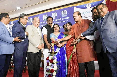 ಶ್ರೀಸುಬ್ರಮಣ್ಯೇಶ್ವರ ಕೋ-ಆಪರೇಟಿವ್ ಬ್ಯಾಂಕ್ ಲಿಮಿಟಿಡ್ ವತಿಯಿಂದ ಆಯೋಜಿಸಿದ್ದ ಉಚಿತ ಆರೋಗ್ಯ ತಪಾಸಣಾ ಶಿಬಿರವನ್ನು  ಶಾಸಕ ಉದಯ ಗರುಡಾಚಾರ್ ಉದ್ಘಾಟಿಸಿದರು. ಎನ್.ನಾಗರಾಜು, ಡಿ.ಆರ್.ವಿಜಯಸಾರಥಿ ಮತ್ತಿತರರು ಉಪಸ್ಥಿತರಿದ್ದರು. 