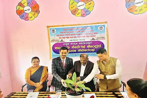 ಶಿವಮೊಗ್ಗದಲ್ಲಿ ಇತ್ತೀಚೆಗೆ ಸಿಡಬ್ಲುೃಸಿಯಿಂದ ಉಚಿತ ಕಾನೂನು ಸೇವೆಗಳ ಕೇಂದ್ರವನ್ನು ಜಿಲ್ಲಾ ನ್ಯಾಯಾಧೀಶ ಮಂಜುನಾಥ, ಜಿಲ್ಲಾ ಕಾನೂನು ಸೇವಾ ಪ್ರಾಧಿಕಾರದ ಸದಸ್ಯ ಕಾರ್ಯದರ್ಶಿ ಎಂ.ಎಸ್.ಸಂತೋಷ್ ಉದ್ಘಾಟಿಸಿದರು.