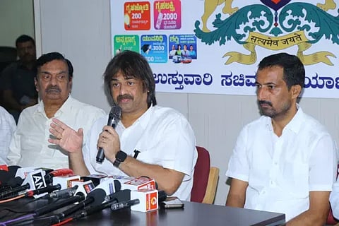 ಶಿವಮೊಗ್ಗದಲ್ಲಿ ಶಿಕ್ಷಣ ಸಚಿವ ಮಧು ಬಂಗಾರಪ್ಪ ಮಾತನಾಡಿದರು. ಆಯನೂರು ಮಂಜುನಾಥ್,  ಚೇತನ್ ಗೌಡ ಇದ್ದರು. 