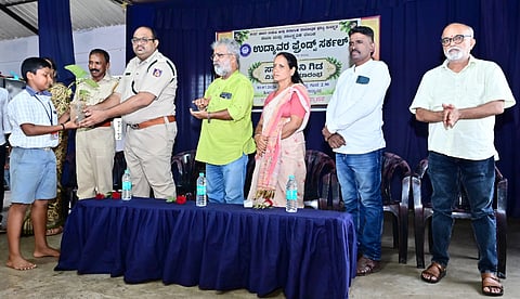 ಉಡುಪಿ ಉದ್ಯಾವರದ ಹಿಂದೂ ಹಿರಿಯ ಪ್ರಾಥಮಿಕ ಶಾಲೆಯ ವಿದ್ಯಾರ್ಥಿಗಳಿಗೆ ಗಿಡ ವಿತರಿಸಲಾಯಿತು. ಮಹಮ್ಮದ್​ ಜುನೈದ್​, ಕೇಶವ ಪೂಜಾರಿ, ಅನುರಾಧಾ ಪಿ. ಶೆಟ್ಟಿ, ಚಂದ್ರಾವತಿ ಎಸ್​. ಭಂಡಾರಿ, ಯು.ಪದ್ಮನಾಭ ಕಾಮತ್​, ನಾಗೇಶ್​ ಕುಮಾರ್​ ಉದ್ಯಾವರ, ಗಿರೀಶ್​ ಗುಡ್ಡೆಯಂಗಡಿ ಇದ್ದರು.
