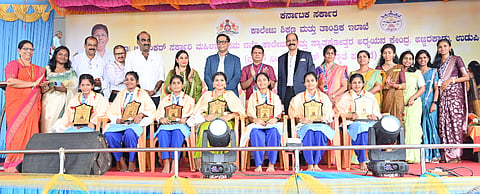 ಉಡುಪಿಯ ಡಾ.ಜಿ.ಶಂಕರ್​ ಸರ್ಕಾರಿ ಮಹಿಳಾ ಕಾಲೇಜಿನ ವಾರ್ಷಿಕೋತ್ಸವದಲ್ಲಿ ಸಾಧಕ ವಿದ್ಯಾರ್ಥಿನಿಯರನ್ನು ಸನ್ಮಾನಿಸಲಾಯಿತು. ಯಶ್​ಪಾಲ್​ ಸುವರ್ಣ, ಕಿಶೋರ್​ ಆಳ್ವ, ಶ್ಯಾಮಿಲಿ ನವೀನ್​, ಪ್ರೊ. ಸೋಜನ್​ ಕೆ.ಜಿ., ಕೃಷ್ಣ ಭಟ್​, ಡಾ. ನಿಕೇತನಾ, ಡಾ. ಶ್ರೀಮತಿ ಅಡಿಗ, ಡಾ. ರಾಮಚಂದ್ರ ಪಾಟ್ಕರ್​, ಡಾ. ರಾಜೇಂದ್ರ ಕೆ. ಇತರರಿದ್ದರು.
