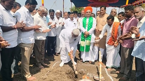 ರೋಣ ಪಟ್ಟಣದಲ್ಲಿ ಹೇಮರಡ್ಡಿ ಮಲ್ಲಮ್ಮ ದೇವಸ್ಥಾನ ನಿರ್ಮಾಣಕ್ಕೆ ಶಾಸಕ ಜಿ.ಎಸ್. ಪಾಟೀಲ ಭೂಮಿಪೂಜೆ ನೆರವೇರಿಸಿದರು. ಫಕೀರ ದಿಂಗಾಲೇಶ್ವರ ಸ್ವಾಮೀಜಿ, ಡಾ. ಕೊಟ್ರೇಶ ಬಿದರಿ, ರಂಗನಾಥಗೌಡ ಕೆಂಪಲಿಂಗನಗೌಡ್ರ, ಫಕೀರಪ್ಪ ತಟ್ಟಿಮನಿ, ಬಸವರಾಜ ಶರಣರು ಇತರರು ಇದ್ದರು.