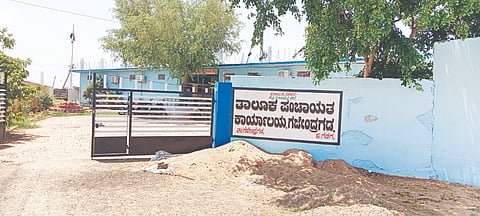 ಗಜೇಂದ್ರಗಡ ಪಟ್ಟಣದ ಗದಗ ರಸ್ತೆಯಲ್ಲಿರುವ ತಾಲೂಕು ಪಂಚಾಯತ್ ಕಾರ್ಯಾಲಯ.