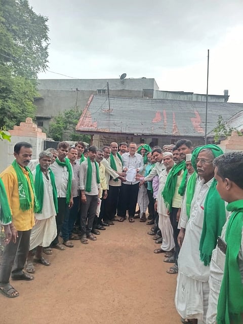 DROUGT ಕರ್ನಾಟಕ ರೈತ ಸಂಘದ ಪದಾಧಿಕಾರಿಗಳು ತಹಸೀಲ್ದಾರ್ ಕಿರಣಕುಮಾರ ಕುಲಕರ್ಣಿ ಅವರಿಗೆ ಮನವಿ ಸಲ್ಲಿಸಿದರು. 