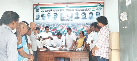 ಕುಂದಾಪುರ ಬ್ಲಾಕ್ ಕಾಂಗ್ರೆಸ್ ಕಚೇರಿಯಲ್ಲಿ ಮತಕಳ್ಳತನದ ವಿರುದ್ಧ ಸಹಿ ಅಭಿಯಾನ ಜರುಗಿತು.