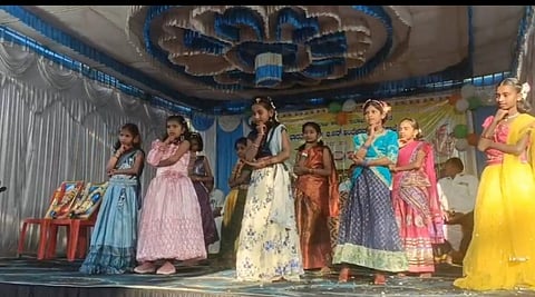  ಗಂಡಸಿ ಡಾ. ಬಿ ಆರ್ ಅಂಬೇಡ್ಕರ್ ವಸತಿ ಶಾಲೆಯಲ್ಲಿ ನಡೆದ ಬಾಂಧವ್ಯ ಶಾಲಾ ವಾರ್ಷಿಕೋತ್ಸವ ಸಮಾರಂಭದಲ್ಲಿ ನೃತ್ಯಕ್ಕೆ ಹೆಜ್ಜೆ ಹಾಕುತ್ತಿರುವ ಶಾಲಾ ಮಕ್ಕಳು