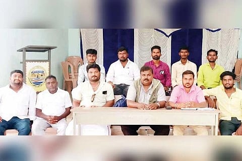 ಗಂಗಾವತಿಯಲ್ಲಿ ಡಿವೈಎಫ್‌ಐ ತಾಲೂಕು ಘಟಕ ಹಮ್ಮಿಕೊಂಡಿದ್ದ ಕಾರ್ಯಕರ್ತರ ಸಭೆಯಲ್ಲಿ ರಾಜ್ಯ ಕಾರ್ಯದರ್ಶಿ ಬಸವರಾಜ ಪೂಜಾರ್, ರಾಜ್ಯ ಸಮಿತಿ ಸದಸ್ಯ ಅಮರೇಶ ಕಡಗದ್, ಪದಾಧಿಕಾರಿಗಳಾದ ತಿಮ್ಮಣ್ಣ ನಾಯಕ, ತಿರುಪತಿ ನಾಯಕ, ಕೃಷ್ಣಮೂರ್ತಿ ಸಂಗಾಪುರ ಇತರರಿದ್ದರು.