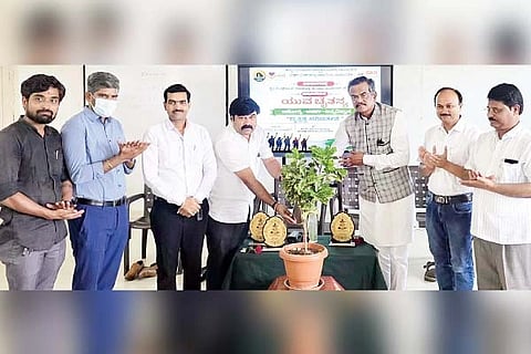 ಉಳ್ಳಿಡಗ್ಗಿಯ ಎಸ್‌ಕೆಆರ್ ಪಿಯು ಕಾಲೇಜಿನಲ್ಲಿ ಕಿಷ್ಕಿಂಧಾ ಚಾರಣ ಬಳಗ, ಲಿವ್‌ವಿತ್ ಹ್ಯುಮ್ಯಾನಿಟಿಯಿಂದ ಹಮ್ಮಿಕೊಂಡಿದ್ದ ಯುವ ಚೈತನ್ಯ ವ್ಯಕ್ತಿತ್ವ ವಿಕಸನ ಕಾರ್ಯಕ್ರಮವನ್ನು ಹಾಸ್ಯ ಭಾಷಣಕಾರ ಗಂಗಾವತಿ ಬೀಚಿ ಬಿ.ಪ್ರಾಣೇಶ ಗುರುವಾರ ಉದ್ಘಾಟಿಸಿದರು. ಮಕ್ಕಳ ತಜ್ಞ ಡಾ.ಅಮರೇಶ ಕೆ.ಪಾಟೀಲ್, ಜೀವ್ಹೇಶ್ವರ ಟ್ರಸ್ಟ್ ಅಧ್ಯಕ್ಷ  ಶ್ರೀನಿವಾಸ ಕಲ್ಯಾಣಿ, ಕಾರ್ಯದರ್ಶಿ ರಾಮ್‌ಮೋಹನ್ ಇತರರಿದ್ದರು.