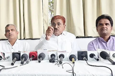 ವಿಜಯಪುರ ನಗರದ ಖಾಸಗಿ ಹೊಟೇಲ್‌ನಲ್ಲಿ ಕೆಪಿಸಿಸಿ ವಕ್ತಾರ ಎಸ್.ಎಂ. ಪಾಟೀಲ ಗಣಿಹಾರ ಸುದ್ದಿಗೋಷ್ಠಿ ನಡೆಸಿದರು. ಡಾ.ರವಿ ಬಿರಾದಾರ, ಫಯಾಜ್ ಕಲಾದಗಿ, ವಸಂತ ಹೊನಮೋಡೆ ಇದ್ದಾರೆ.