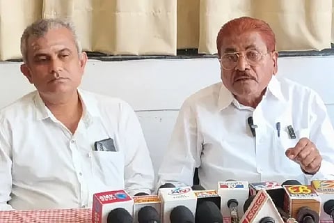 ವಿಜಯಪುರ ನಗರದ ಖಾಸಗಿ ಹೊಟೇಲ್‌ನಲ್ಲಿ ಕೆಪಿಸಿಸಿ ವಕ್ತಾರ ಎಸ್.ಎಂ. ಪಾಟೀಲ ಗಣಿಹಾರ ಸುದ್ದಿಗೋಷ್ಠಿ ನಡೆಸಿದರು. ಮುಖಂಡರಾದ ರವಿ ಬಿರಾದಾರ, ವಸಂತ ಹೊನಮೋಡೆ ಇದ್ದಾರೆ.