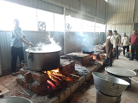 ಉಡುಪಿಯ ಕಿದಿಯೂರು ಹೋಟೆಲ್​ನಲ್ಲಿ ಕಟ್ಟಿಗೆ ಒಲೆ ಮೂಲಕ ಅಡುಗೆ ಮಾಡುತ್ತಿರುವುದು.