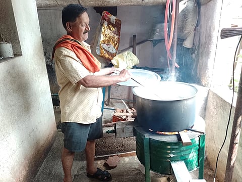 ಉಡುಪಿಯ ಕಲ್ಸಂಕದಲ್ಲಿರುವ ದುರ್ಗಾ ಪ್ರಸಾದ್​ ಹೋಟೆಲ್​ನಲ್ಲಿ ಕಟ್ಟಿಗೆ ಒಲೆಯ ಮೂಲಕ ಅನ್ನ ಬೇಯಿಸುತ್ತಿರುವ ಬಾಣಸಿಗ.