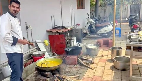 ಉಡುಪಿಯ ಪಾಕಶಾಲಾ ಹೋಟೆಲ್​ನಲ್ಲಿ ಕಟ್ಟಿಗೆ ಒಲೆ ಮೂಲಕ ಅಡುಗೆ ಮಾಡುತ್ತಿರುವುದು.