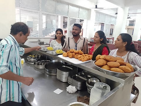 ಉಡುಪಿಯ ಕೆಎಸ್​ಆರ್​ಟಿಸಿ ನಿಲ್ದಾಣದೊಳಗಿನ ಶೋಭಾ ಗ್ರ್ಯಾಂಡ್​ ಹೋಟೆಲ್​ನಲ್ಲಿ ತಿಂಡಿ ಪಡೆಯುತ್ತಿರುವ ಬಸ್​ ಪ್ರಯಾಣಿಕರು.