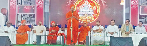 ಹಾನಗಲ್ಲಿನಲ್ಲಿ ಏರ್ಪಾಟಾಗಿದ್ದ ಧಾರ್ಮಿಕ ಗೋಷ್ಠಿಯಲ್ಲಿ ಕೊಪ್ಪಳ ಸಂಸ್ಥಾನ ಶ್ರೀ ಗವಿಮಠದ ಅಭಿನವ ಗವಿಸಿದ್ಧೇಶ್ವರ ಸ್ವಾಮೀಜಿ ಮಾತನಾಡಿದರು. ಬಸವರಾಜ ಬೊಮ್ಮಾಯಿ, ಶ್ರೀನಿವಾಸ ಮಾನೆ, ವಿಠಲ್ ಚೌಗುಲಾ, ವೈ.ಕೆ. ಜಗದೀಶ ಇತರರಿದ್ದರು.