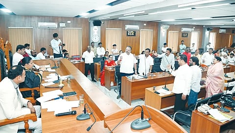 hdmc ಹುಬ್ಬಳ್ಳಿಯಲ್ಲಿ ಬುಧವಾರ ಏರ್ಪಡಿಸಿದ್ದ ಮಹಾನಗರ ಪಾಲಿಕೆ ಸಾಮಾನ್ಯ ಸಭೆಯಲ್ಲಿ ಆಡಳಿತ ಹಾಗೂ ಪ್ರತಿಪಕ್ಷದ ನಾಯಕರ ವಾಗ್ವಾದ.