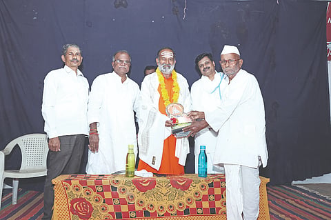 ಗಲಗಲಿಯ ಗಾಲವ ಶಿಕ್ಷಣ ಸಂಸ್ಥೆಯಲ್ಲಿ ಗಾಲವ ಮಹರ್ಷಿ ಚಿಂತನ ವೇದಿಕೆ ಆಯೋಜಿಸಿದ್ದ 210ನೇ ಸಾಪ್ತಾಹಿಕ ಸತ್ಸಂಗದ ವಿಶೇಷ ಚಿಂತನಗೋಷ್ಠಿಯ ಕಾರ್ಯಕ್ರಮದಲ್ಲಿ ಮರೆಗುದ್ದಿಯ ಪ್ರಭುತೋಂಟದಾರ್ಯ ಮಹಾಸ್ವಾಮೀಜಿ ಅವರನ್ನು ಸತ್ಕರಿಸಲಾಯಿತು. ಐ.ಬಿ. ನ್ಯಾಮಗೌಡ, ವಿ.ಜಿ.ಬಾಳಶೆಟ್ಟಿ, ಎಂ.ಡಿ.ದೇಸಾಯಿ, ಶಿವಬಸು ಮಲ್ಲನ್ನವರ, ದುಂಡಪ್ಪ ಚಿಕರಡ್ಡಿ, ಸುರೇಶ ಶಿರಬೂರ, ಕಾಮಣ್ಣ ಗೋಕಾವಿ ಇದ್ದರು.