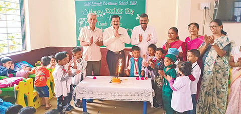 ಗುಳೇದಗುಡ್ಡದ ಗಂಗಮ್ಮ ಅಂಗಡಿ ಪೂರ್ವ ಪ್ರಾಥಮಿಕ ಶಾಲೆಯಲ್ಲಿ ವೈದ್ಯರ ದಿನಾಚರಣೆ ಆಚರಿಸಲಾಯಿತು. ಡಾ.ಚಂದ್ರಕಾಂತ ಜವಳಿ, ಶಾಲೆ ನಿರ್ದೇಶಕರಾದ ರವಿ ಅಂಗಡಿ, ಮಾನಿಕ್‌ಲಾಲ ಕಾವಡೆ, ಶಾಲೆಯ ಮುಖ್ಯೊಪಾಧ್ಯಾಯಿನಿ ಸುಜಾತಾ ಕರಡಿಗುಡ್ಡ, ಶಿಕ್ಷಕರಾದ ಅಮೃತಾ ಸಿದ್ದಮಲ್ಲ, ಲೀಲಾ ಚಿಂದಿ, ಶೋಭಾ ದಡಿ, ನೀಲಮ್ಮ ಹುಳಬುತ್ತಿ ಇತರರಿದ್ದರು.