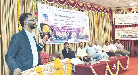  ಗುಳೇದಗುಡ್ದದ ಭಂಡಾರಿ ಕಾಲೇಜಿನ ವಾಣಿಜ್ಯ ವಿಭಾಗ ಹಾಗೂ ಬೆಂಗಳೂರಿನ ಐಸಿಎಐ ವತಿಯಿಂದ ಹಮ್ಮಿಕೊಂಡಿದ್ದ ಹಣಕಾಸು ಮತ್ತು ಜಿಎಸ್‌ಟಿ ಕಾರ್ಯಕ್ರಮ ಪ್ರೊ. ಎಸ್.ಎಸ್. ನಾಯಿನೇಗಲಿ ಉದ್ಘಾಟಿಸಿದರು. ಪ್ರಾಚಾರ್ಯ ಡಾ. ಎನ್.ವೈ. ಬಡಣ್ಣವರ,  ಸಂಪನ್ಮೂಲ ವ್ಯಕ್ತಿ ಪ್ರಶಾಂತ ಹಂಚಾಟೆ, ರಾಜು ತಾಪಡಿಯಾ, ಪ್ರೊ. ಸಿದ್ಧಲಿಂಗಪ್ಪ ಬರಗುಂಡಿ, ಪುರುಷೋತ್ತಮ ಜಂವಾರ್ ಇದ್ದರು.